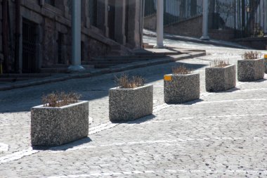 Yolda renkli demir bariyer var.