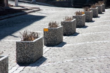 Yolda renkli demir bariyer var.