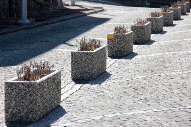 Yolda renkli demir bariyer var.