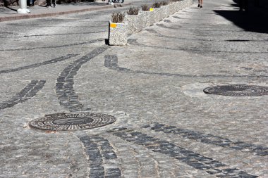 Yolda renkli demir bariyer var.