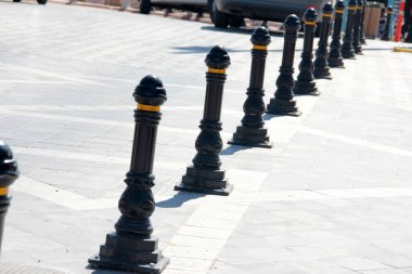 Yolda renkli demir bariyer var.