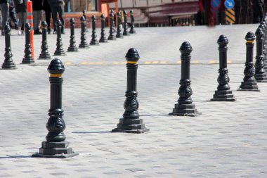 Yolda renkli demir bariyer var.