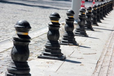 Yolda renkli demir bariyer var.