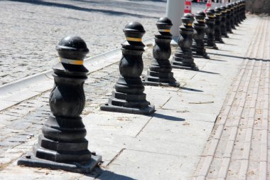 Yolda renkli demir bariyer var.