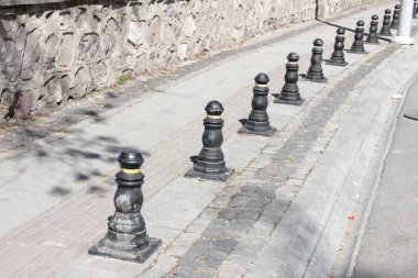 Yolda renkli demir bariyer var.