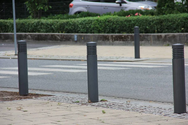 道路上のカラフルな鉄の障壁 — ストック写真