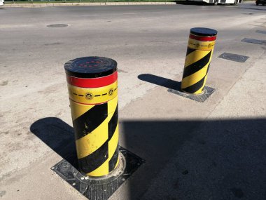 Güzel modern ve şık bir kapı.