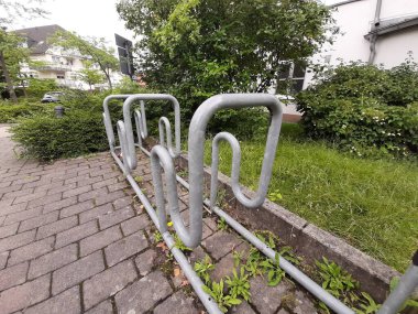 Süslü ve dekoratif metal bisiklet park yeri