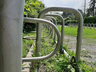 Süslü ve dekoratif metal bisiklet park yeri