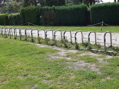 Süslü ve dekoratif metal bisiklet park yeri