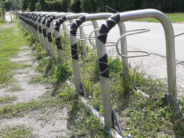 Süslü ve dekoratif metal bisiklet park yeri