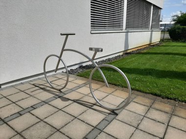 Süslü ve dekoratif metal bisiklet park yeri