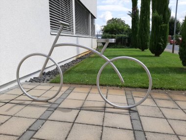 Süslü ve dekoratif metal bisiklet park yeri