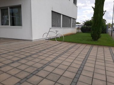 Süslü ve dekoratif metal bisiklet park yeri