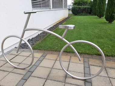 Süslü ve dekoratif metal bisiklet park yeri