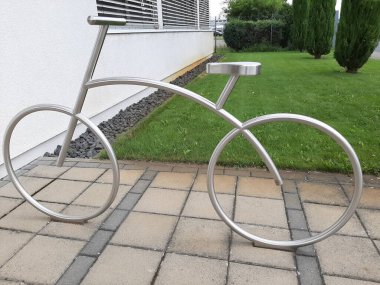 Süslü ve dekoratif metal bisiklet park yeri