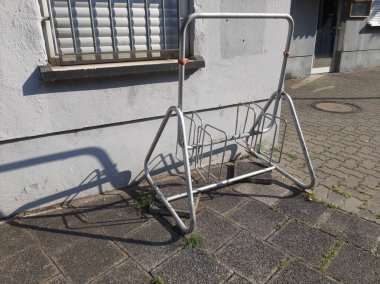 Süslü ve dekoratif metal bisiklet park yeri