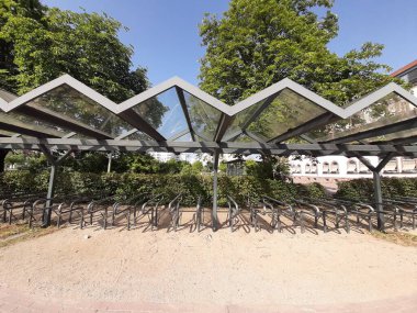 Süslü ve dekoratif metal bisiklet park yeri