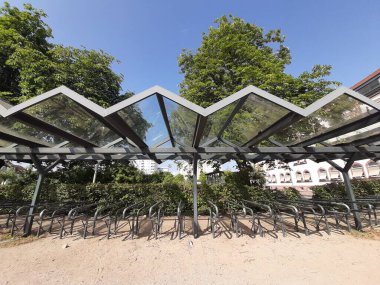 Süslü ve dekoratif metal bisiklet park yeri
