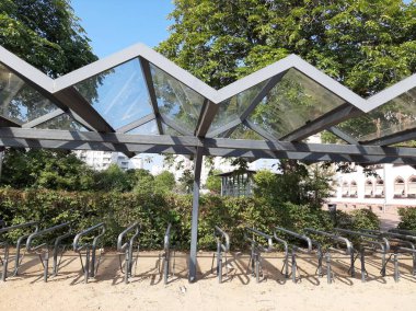 Süslü ve dekoratif metal bisiklet park yeri