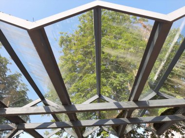 Süslü ve dekoratif metal bisiklet park yeri