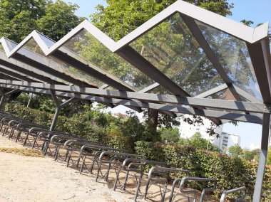 Süslü ve dekoratif metal bisiklet park yeri