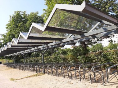 Süslü ve dekoratif metal bisiklet park yeri