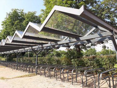 Süslü ve dekoratif metal bisiklet park yeri