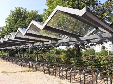 Süslü ve dekoratif metal bisiklet park yeri