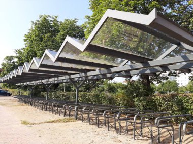 Süslü ve dekoratif metal bisiklet park yeri