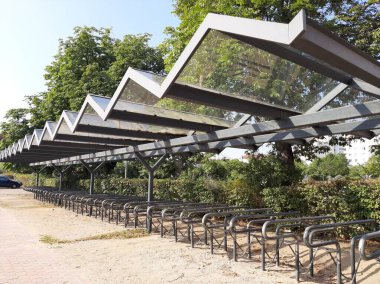 Süslü ve dekoratif metal bisiklet park yeri
