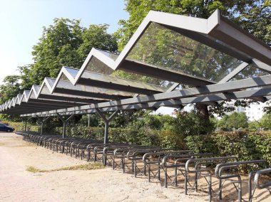 Süslü ve dekoratif metal bisiklet park yeri