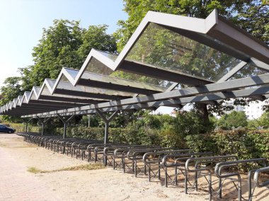 Süslü ve dekoratif metal bisiklet park yeri