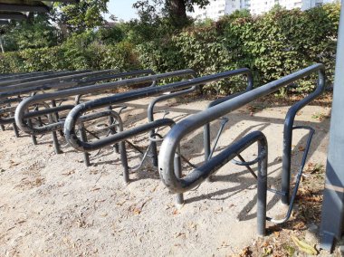 Süslü ve dekoratif metal bisiklet park yeri