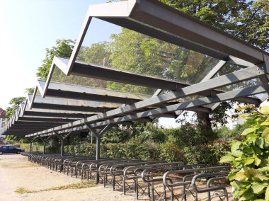Süslü ve dekoratif metal bisiklet park yeri