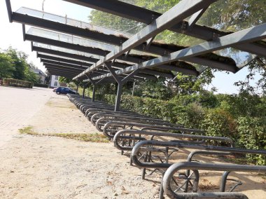 Süslü ve dekoratif metal bisiklet park yeri