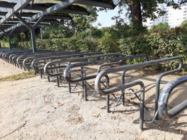 Süslü ve dekoratif metal bisiklet park yeri