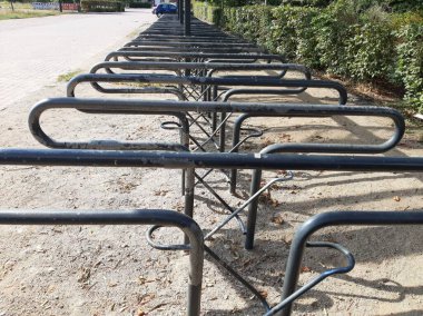 Süslü ve dekoratif metal bisiklet park yeri
