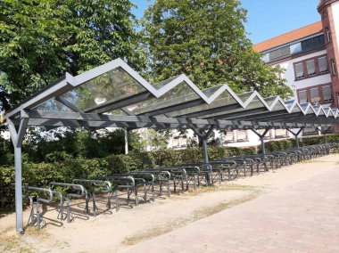 Süslü ve dekoratif metal bisiklet park yeri