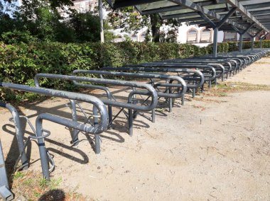 Süslü ve dekoratif metal bisiklet park yeri