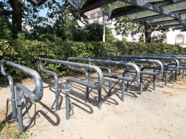 Süslü ve dekoratif metal bisiklet park yeri