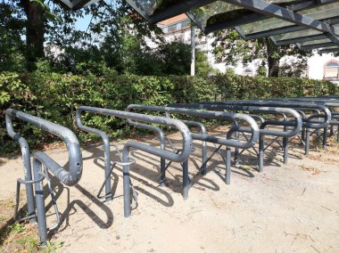 Süslü ve dekoratif metal bisiklet park yeri