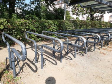 Süslü ve dekoratif metal bisiklet park yeri