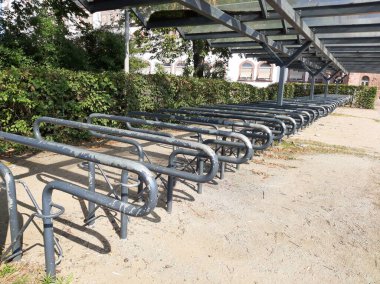 Süslü ve dekoratif metal bisiklet park yeri