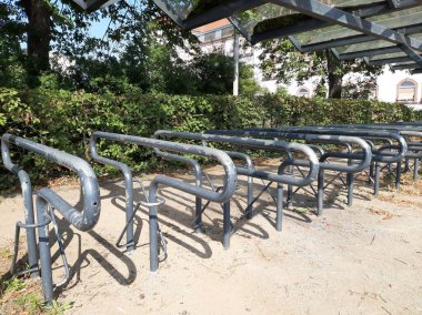 Süslü ve dekoratif metal bisiklet park yeri