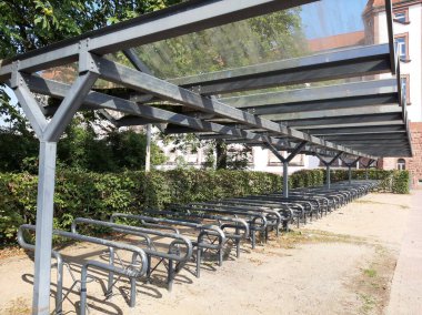 Süslü ve dekoratif metal bisiklet park yeri