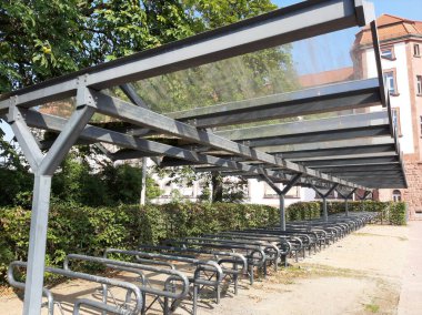 Süslü ve dekoratif metal bisiklet park yeri