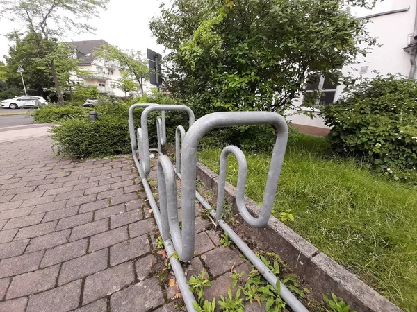 Dekoracyjny Metalowy Parking Dla Rowerów — Zdjęcie stockowe