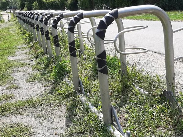 Dekoracyjny Metalowy Parking Dla Rowerów — Zdjęcie stockowe