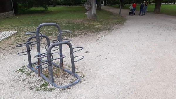 Süslü Dekoratif Metal Bisiklet Park Yeri — Stok fotoğraf
